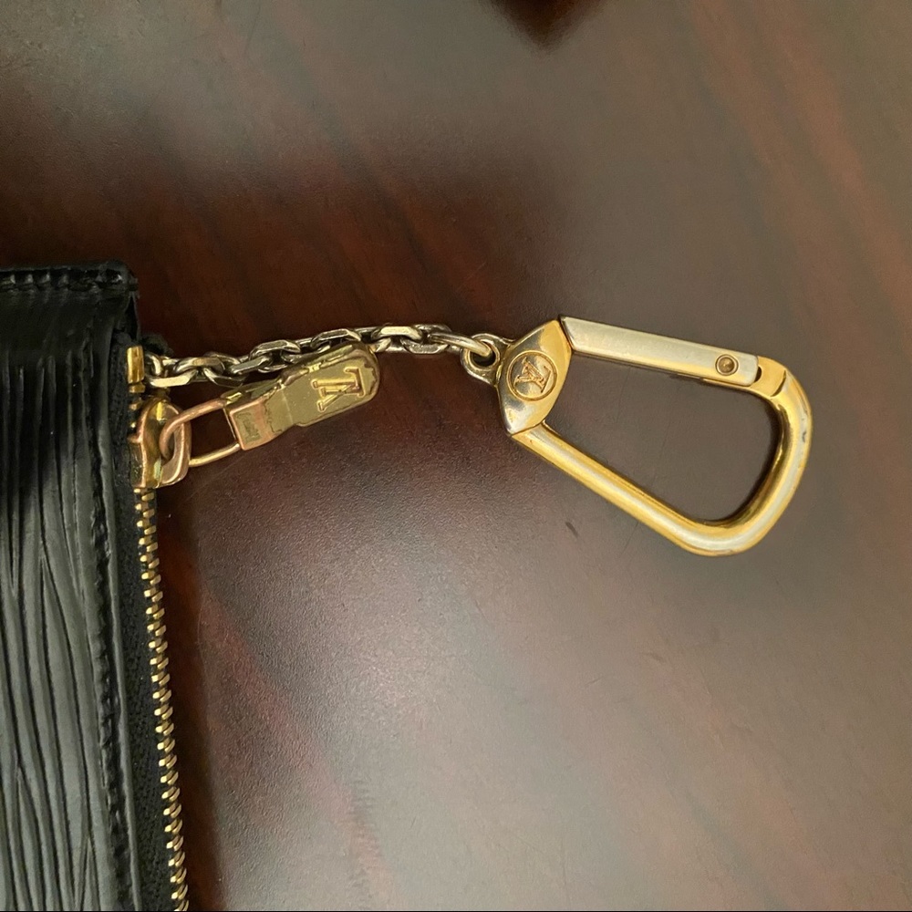❤️SOLD❤️VINTAGE LV KEY POUCH Black Epi Leather - Picture 6 of 8